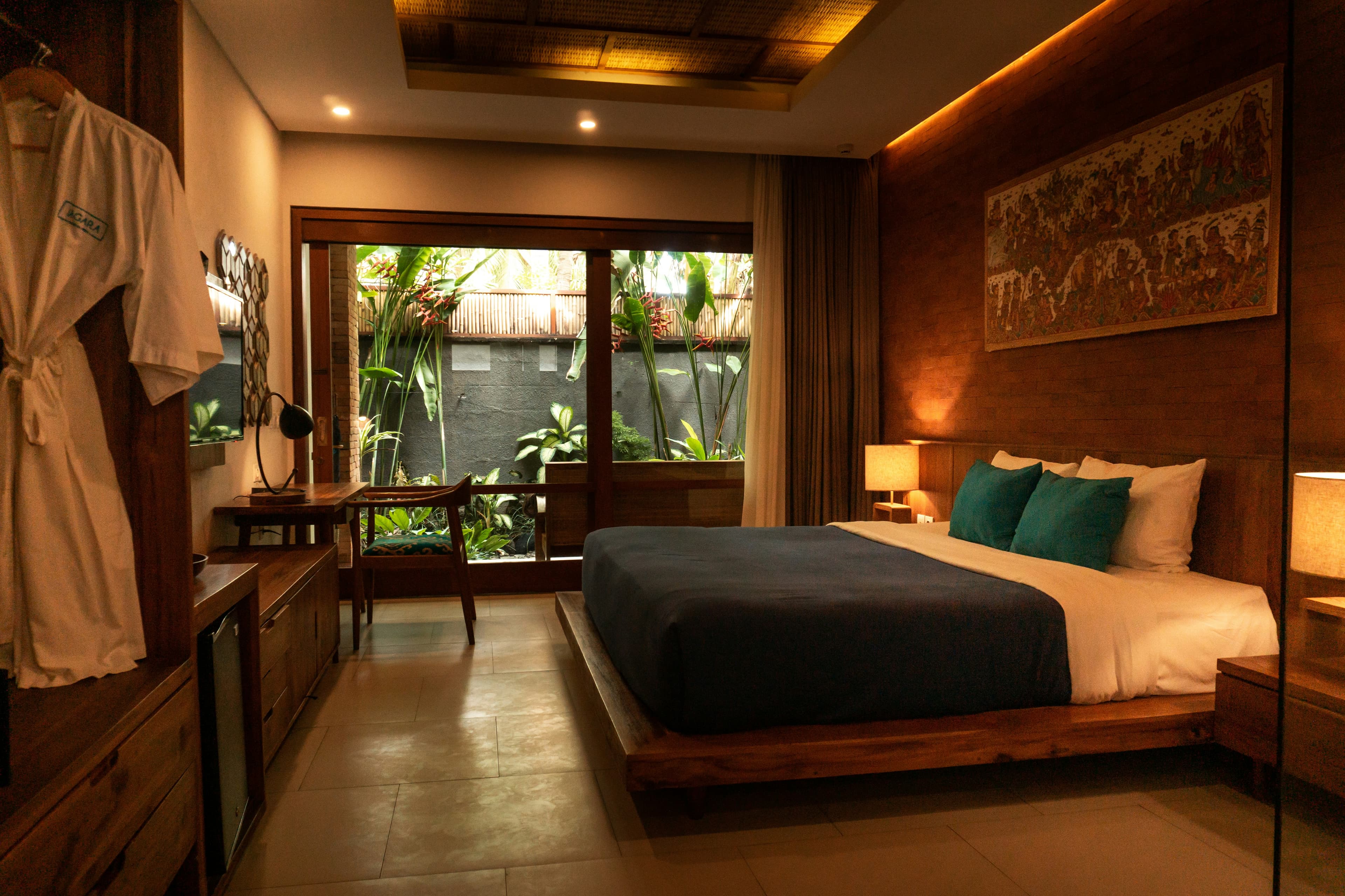 Boutique Hotels & Airbnb